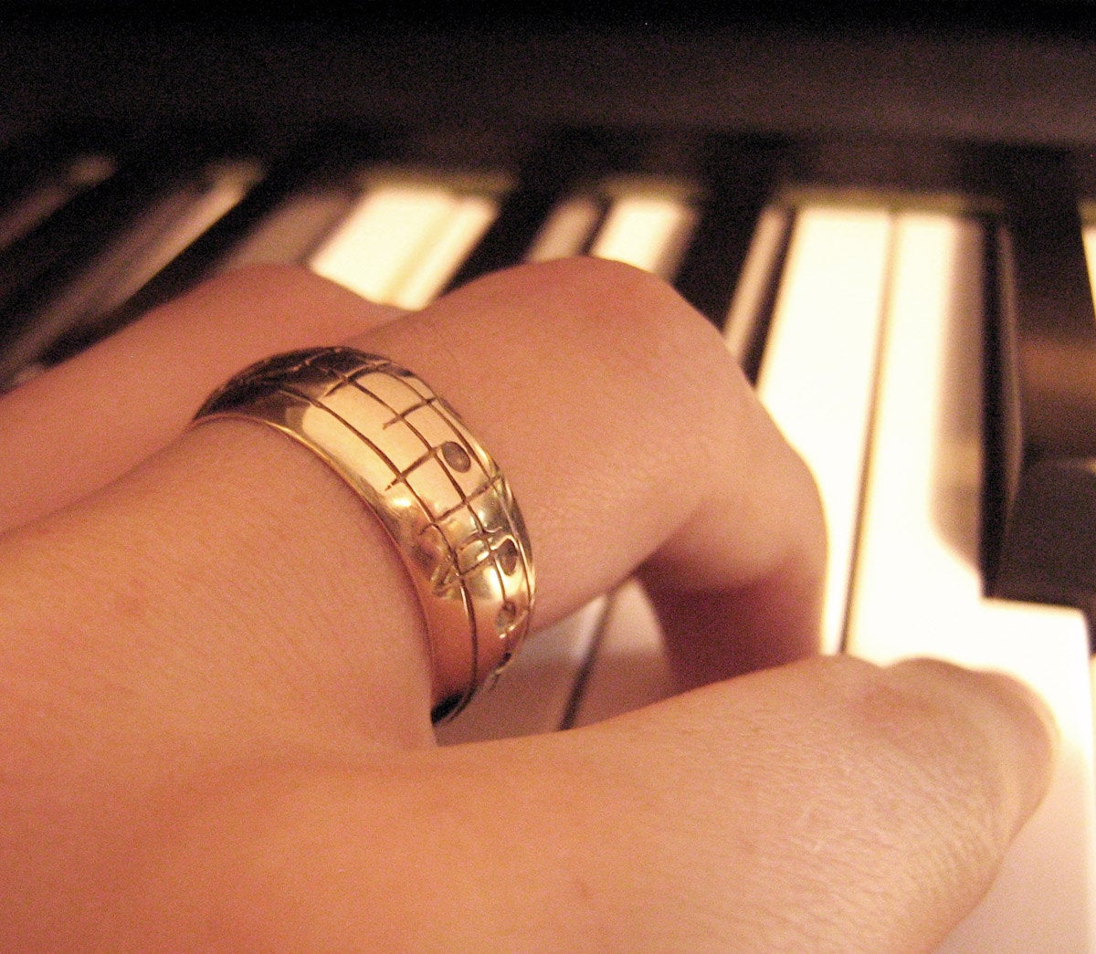 Gold Song Wedding Band - White Yellow or Rose Gold - Men&